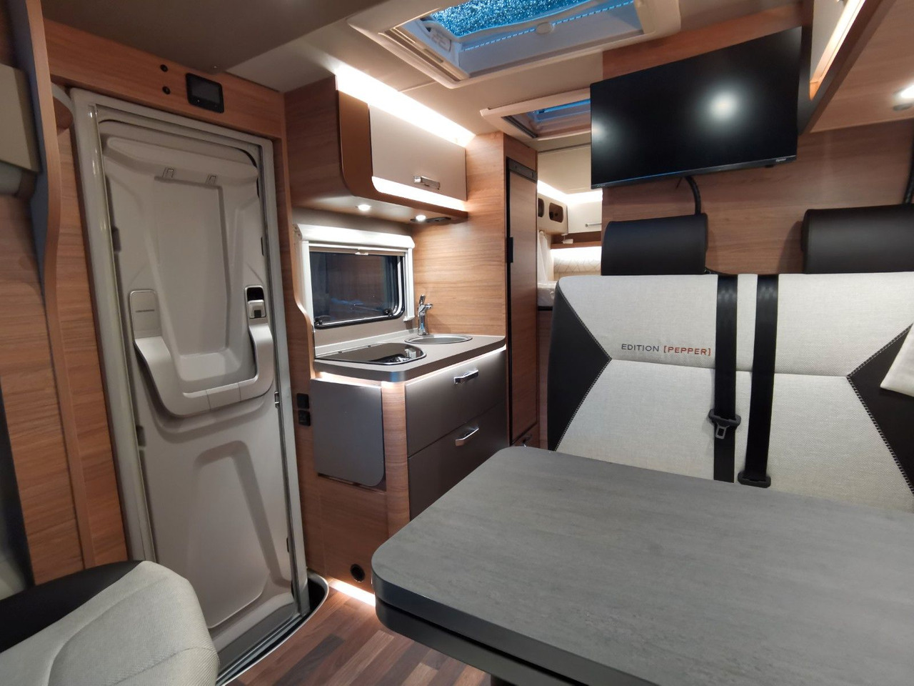 Semi-integrated motorhome Weinsberg CARACOMPACT 600 MEG EDITION-PEPPER/ EINZELBETTEN: picture 12