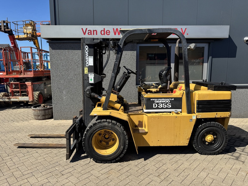 Daewoo D35S - Diesel forklift: picture 1 Daewoo D35S - Diesel forklift: picture 1