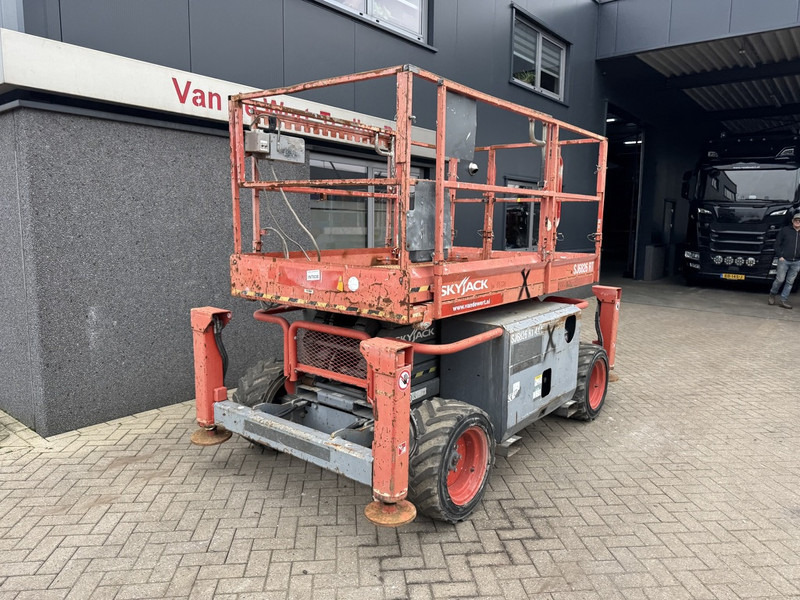 Scissor lift Skyjack SJ 6826RT Schaarhoogwerker / Scissor / Arbeitsbuhne 2015 4X4 Kubota Diesel 10M Werkhoogte: picture 8 Scissor lift Skyjack SJ 6826RT Schaarhoogwerker / Scissor / Arbeitsbuhne 2015 4X4 Kubota Diesel 10M Werkhoogte: picture 8