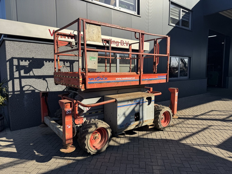 Skyjack SJ 6832RT 2012 4X4 Kubota Diesel 11.7M Werkhoogte - Scissor lift: picture 2 Skyjack SJ 6832RT 2012 4X4 Kubota Diesel 11.7M Werkhoogte - Scissor lift: picture 2