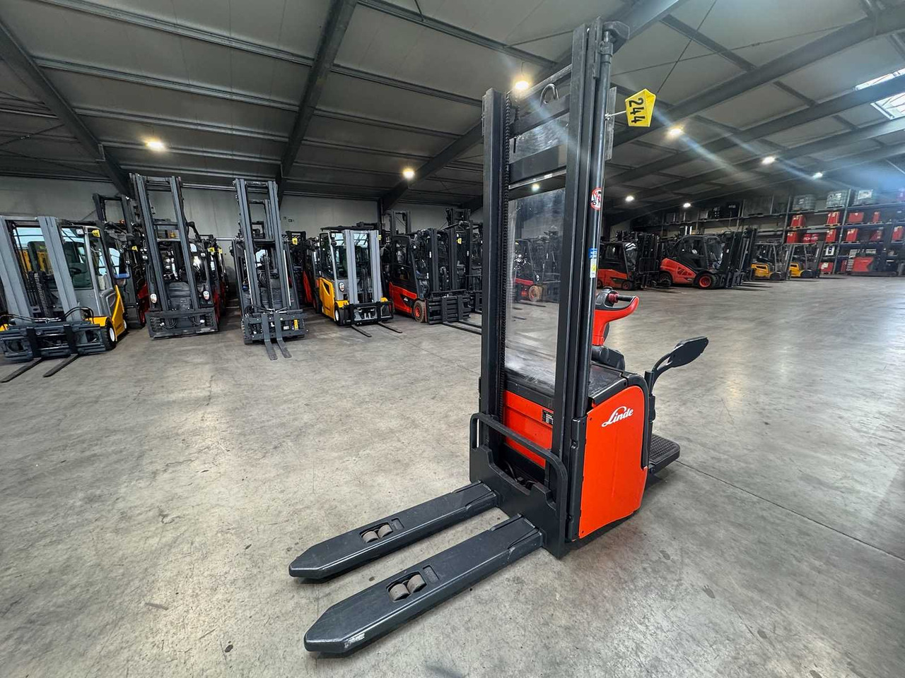 04/2012 SERVICE +UVV 10/2026 LINDE L14AP 1.400KG PALLET TRUCK ANT 2.364 HOURS - Forklift: picture 3 04/2012 SERVICE +UVV 10/2026 LINDE L14AP 1.400KG PALLET TRUCK ANT 2.364 HOURS - Forklift: picture 3