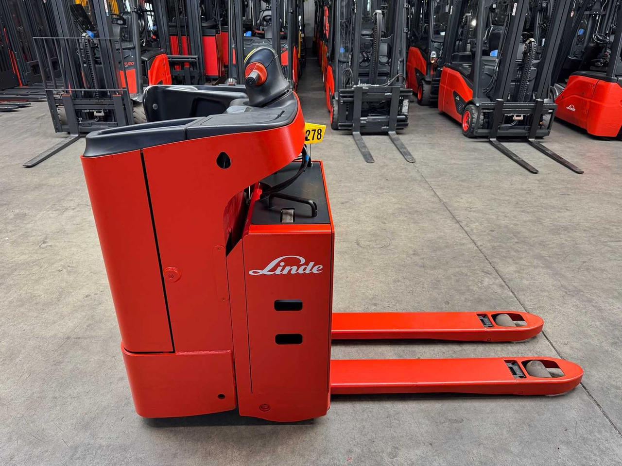 08/2024 LINDE T20SF 2.000KG PALLET TRUCK ANT STACKER 2.704 HOURS - Forklift: picture 2 08/2024 LINDE T20SF 2.000KG PALLET TRUCK ANT STACKER 2.704 HOURS - Forklift: picture 2