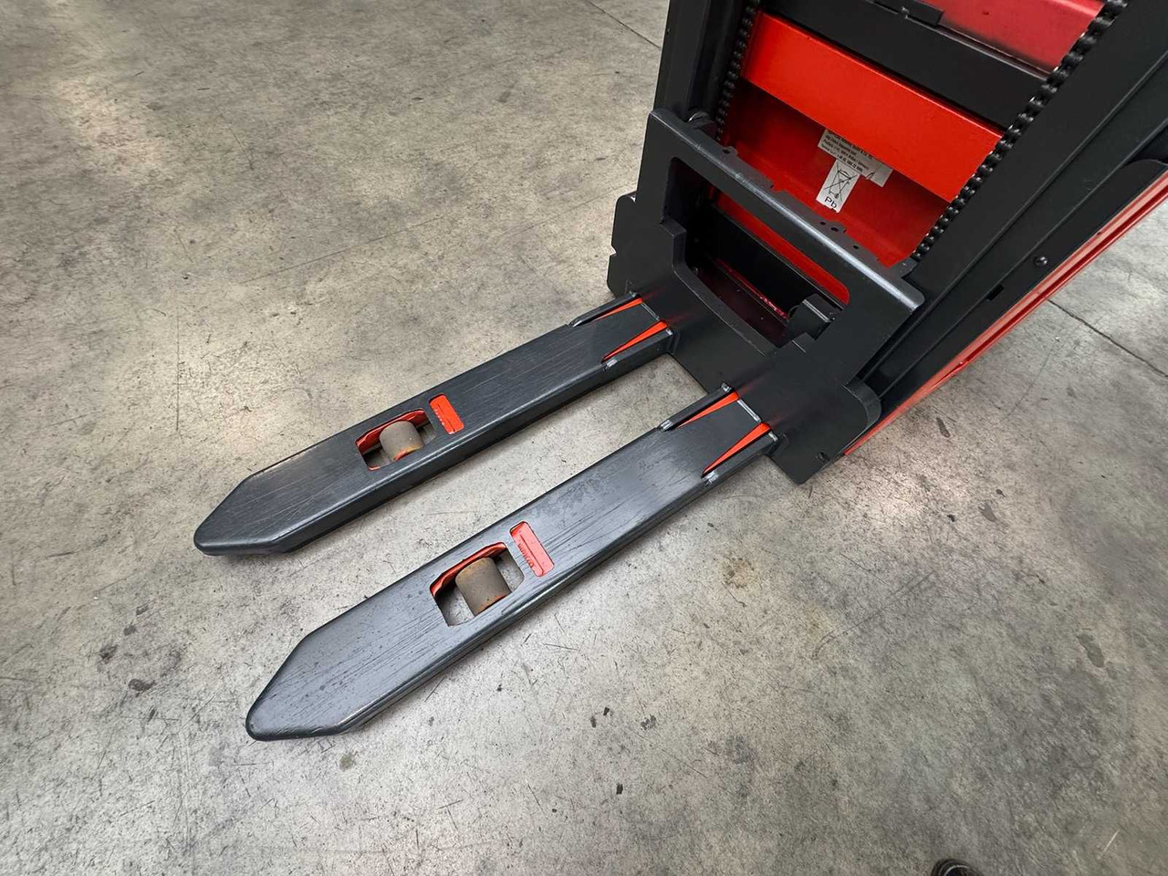 09/2017 SERVICE + UVV 03/2026 LINDE L14AP EVO 1.400KG PALLET TRUCK ANT 4.885 HOURS SCALE - Forklift: picture 4 09/2017 SERVICE + UVV 03/2026 LINDE L14AP EVO 1.400KG PALLET TRUCK ANT 4.885 HOURS SCALE - Forklift: picture 4