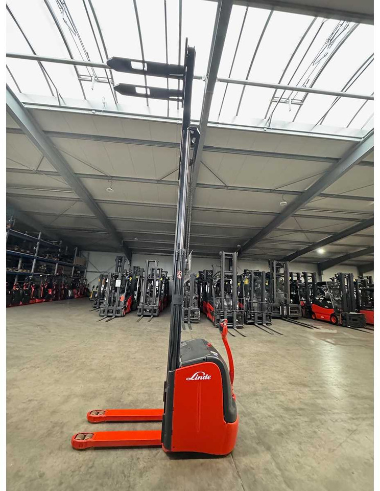 20/2017 SERVICE +UVV 09/2026 LINDE L14 1.400KG TRIPLEX 470CM PALLET TRUCK ANT 3.395 HOURS - Forklift: picture 2 20/2017 SERVICE +UVV 09/2026 LINDE L14 1.400KG TRIPLEX 470CM PALLET TRUCK ANT 3.395 HOURS - Forklift: picture 2