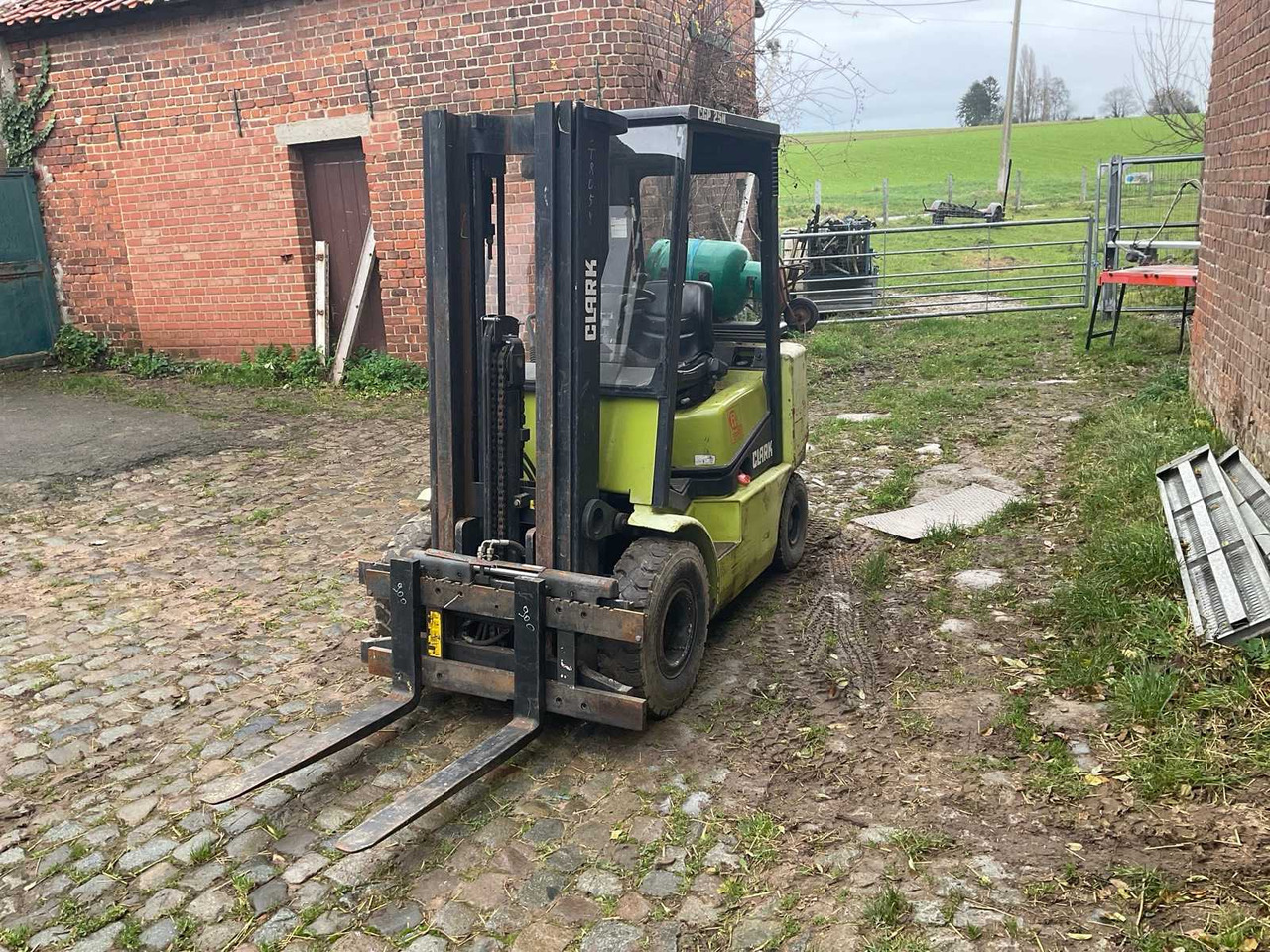 2001 CLARK CGP 25 H FORKLIFT - Forklift: picture 3 2001 CLARK CGP 25 H FORKLIFT - Forklift: picture 3