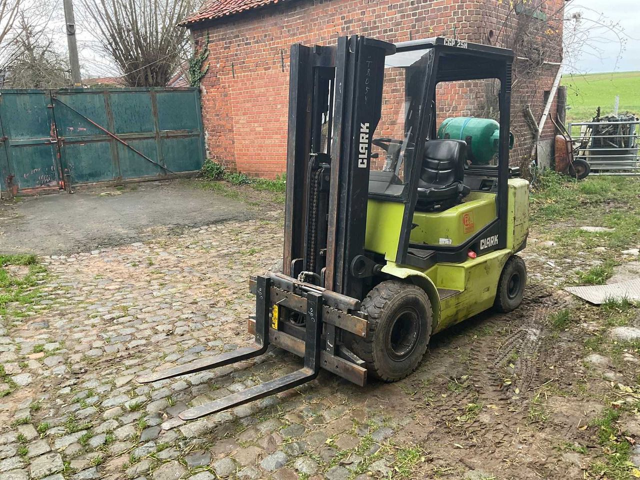 2001 CLARK CGP 25 H FORKLIFT - Forklift: picture 1 2001 CLARK CGP 25 H FORKLIFT - Forklift: picture 1