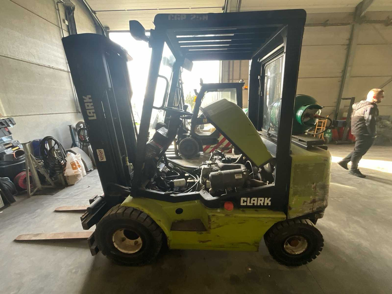 2001 CLARK CGP25H FORKLIFT - Forklift: picture 2 2001 CLARK CGP25H FORKLIFT - Forklift: picture 2