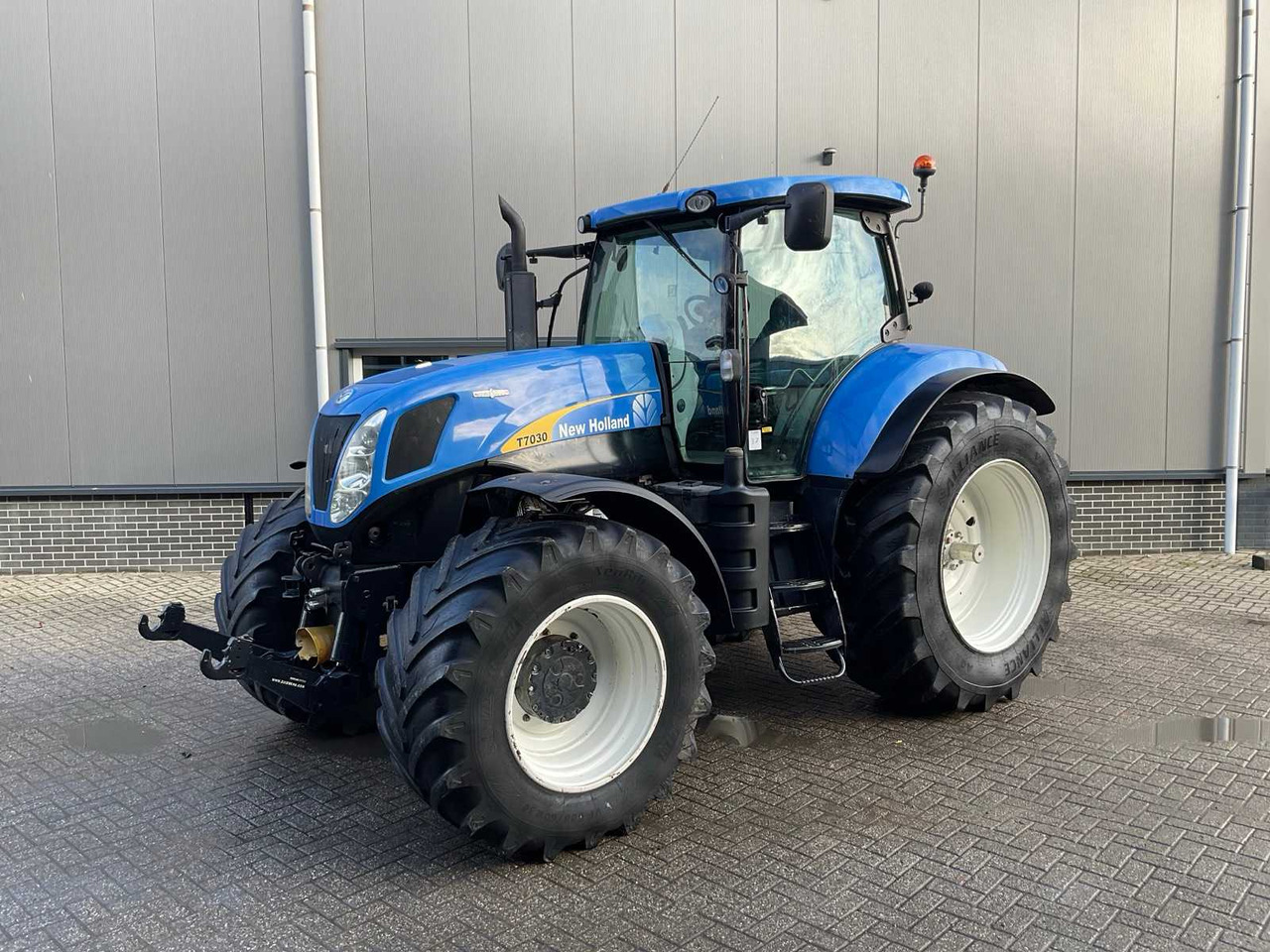 2011 NEW HOLLAND T7030 AUTOCOMMAND FOUR WHEEL DRIVE FARM TRACTOR - Farm tractor: picture 1 2011 NEW HOLLAND T7030 AUTOCOMMAND FOUR WHEEL DRIVE FARM TRACTOR - Farm tractor: picture 1