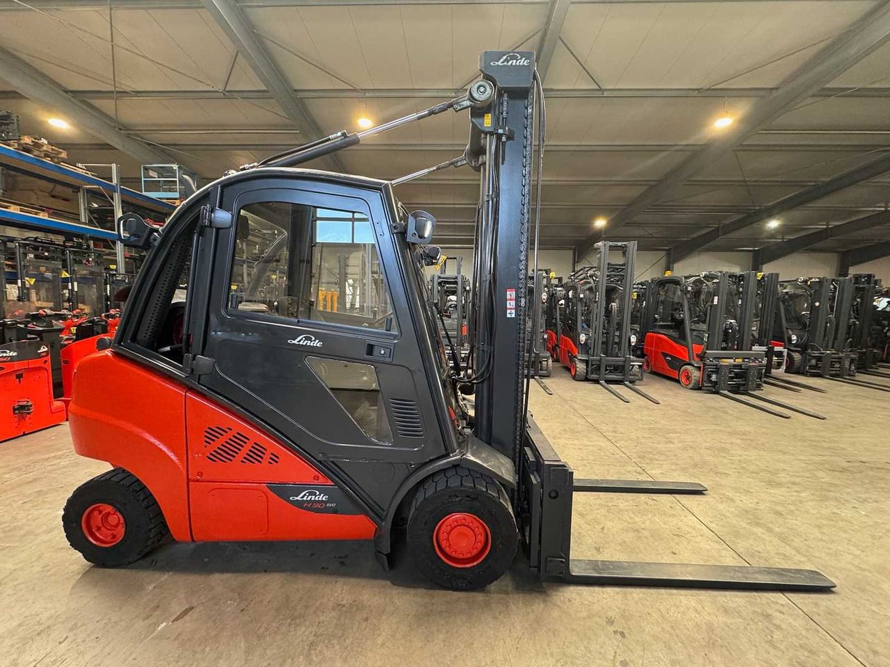 2016 LINDE H30T 3.000KG 3.+4TH VALVE FORK ADJUSTER GAS FORKLIFT FORKLIFT - Forklift: picture 5 2016 LINDE H30T 3.000KG 3.+4TH VALVE FORK ADJUSTER GAS FORKLIFT FORKLIFT - Forklift: picture 5