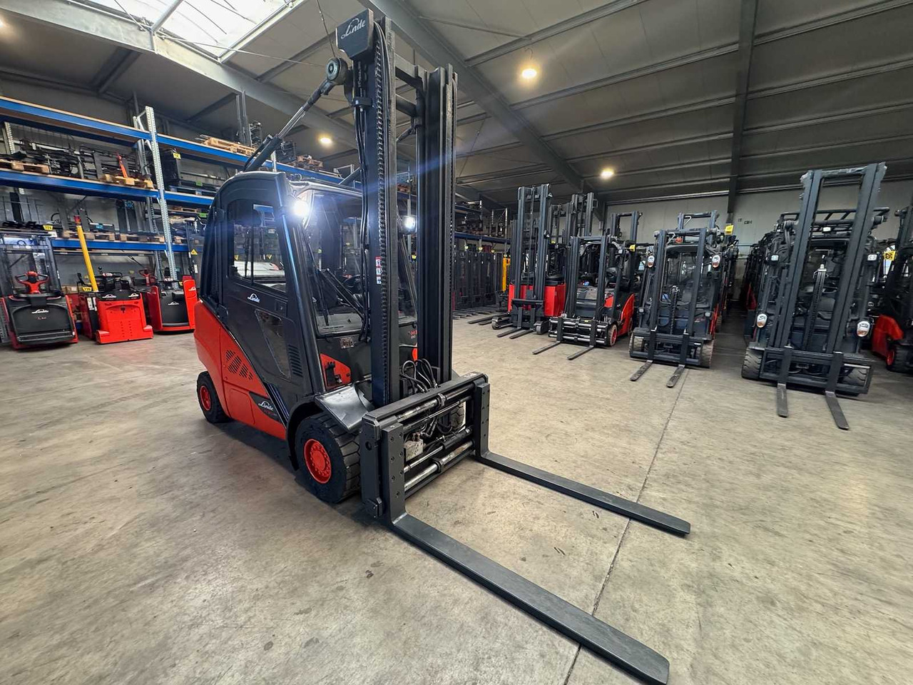 2016 LINDE H30T 3.000KG 3.+4TH VALVE FORK ADJUSTER GAS FORKLIFT FORKLIFT - Forklift: picture 4 2016 LINDE H30T 3.000KG 3.+4TH VALVE FORK ADJUSTER GAS FORKLIFT FORKLIFT - Forklift: picture 4