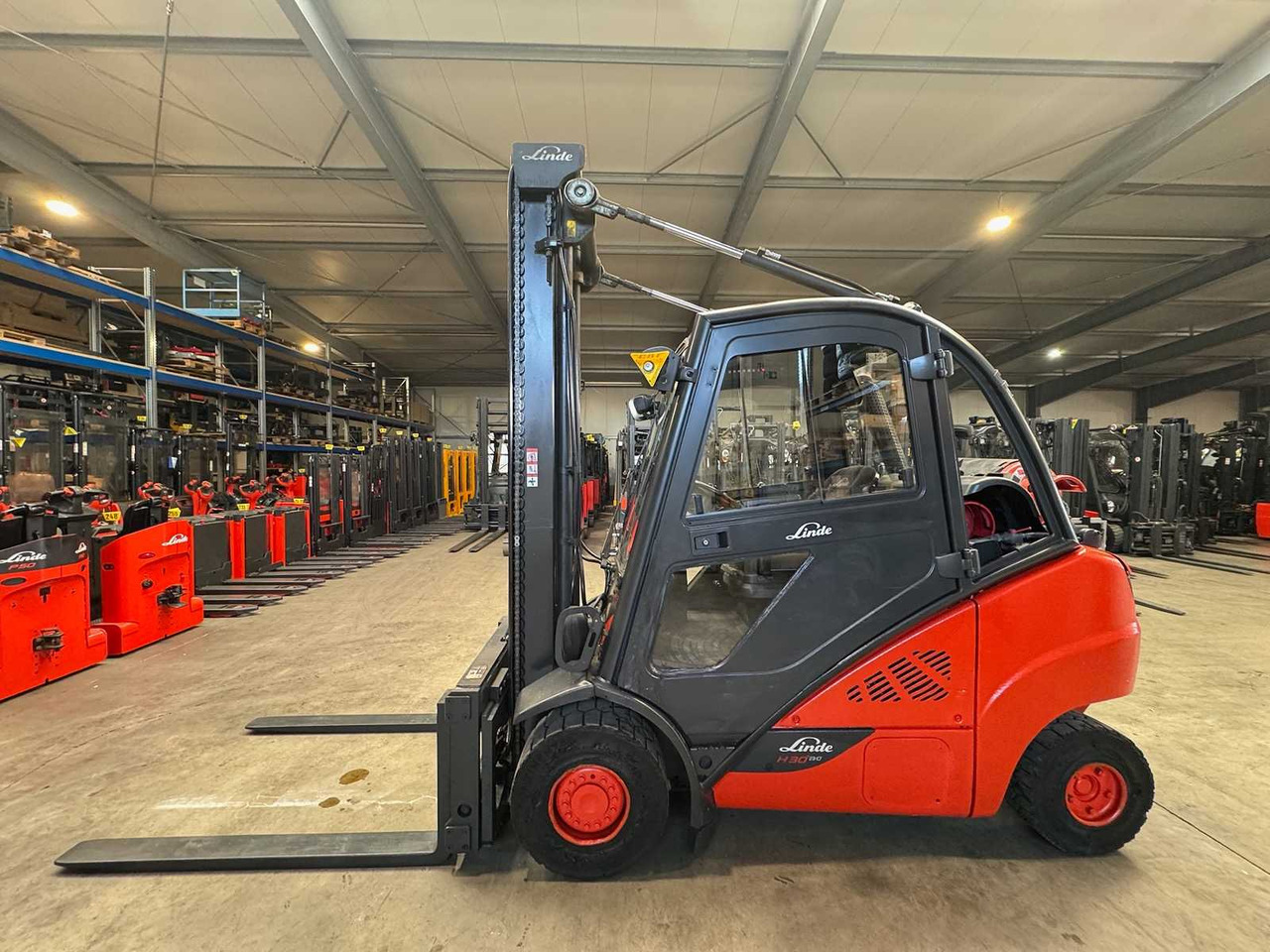 2016 LINDE H30T 3.000KG 3.+4TH VALVE FORK ADJUSTER GAS FORKLIFT FORKLIFT - Forklift: picture 1 2016 LINDE H30T 3.000KG 3.+4TH VALVE FORK ADJUSTER GAS FORKLIFT FORKLIFT - Forklift: picture 1