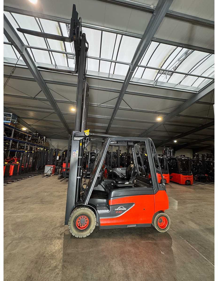 2016 SERVICE+UVV 10/2026 LINDE E30 3.000KG TRIPLEX 3.+4. - Forklift: picture 4 2016 SERVICE+UVV 10/2026 LINDE E30 3.000KG TRIPLEX 3.+4. - Forklift: picture 4
