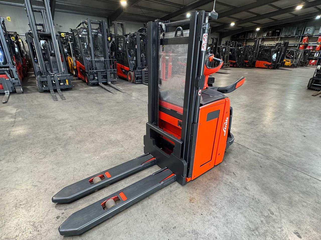2017 SERVICE +UVV 10/2026 LINDE L14AP EVO 1.400KG SCALE PALLET TRUCK ANT 3.817 HOURS - Forklift: picture 3 2017 SERVICE +UVV 10/2026 LINDE L14AP EVO 1.400KG SCALE PALLET TRUCK ANT 3.817 HOURS - Forklift: picture 3