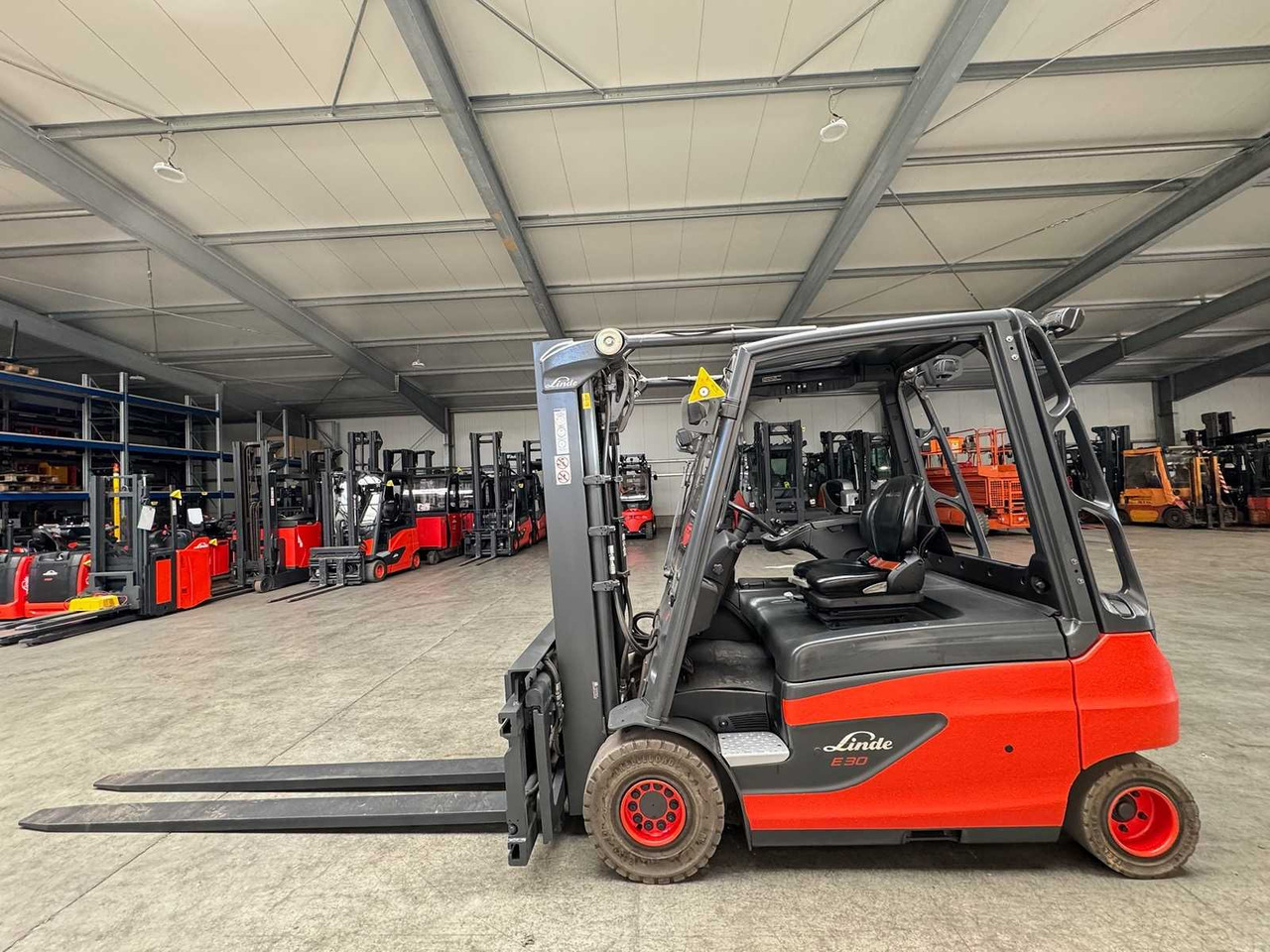 2018 SERVICE + UVV 07/2026 LINDE E30L TRIPLEX 3.+4. - Forklift: picture 2 2018 SERVICE + UVV 07/2026 LINDE E30L TRIPLEX 3.+4. - Forklift: picture 2