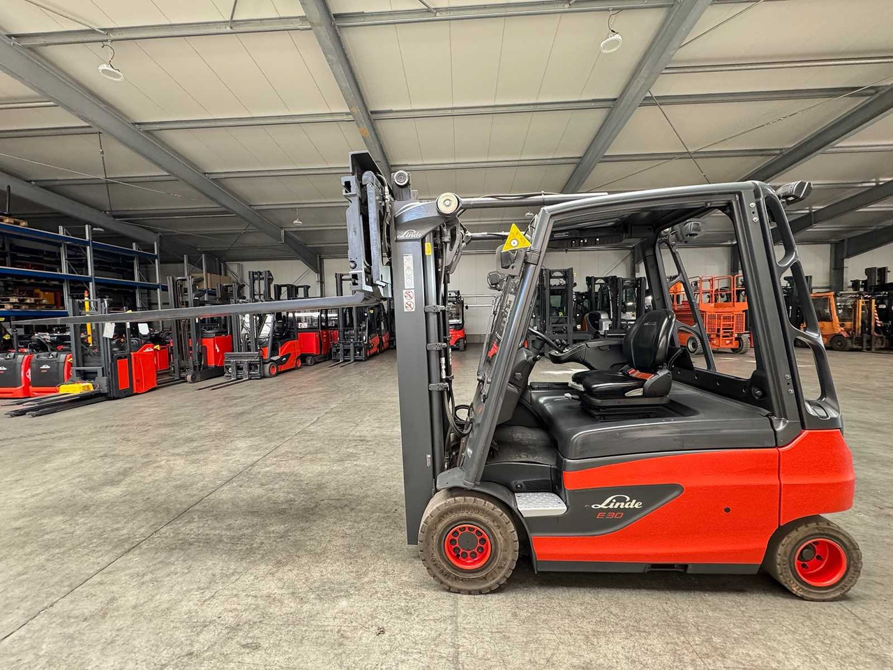 2018 SERVICE + UVV 07/2026 LINDE E30L TRIPLEX 3.+4. - Forklift: picture 3 2018 SERVICE + UVV 07/2026 LINDE E30L TRIPLEX 3.+4. - Forklift: picture 3