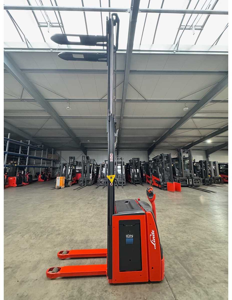 2018 SERVICE +UVV 09/2026 LINDE L14 LITHIUM LI-ION 1.400KG PALLET TRUCK ANT 2.300 HOURS - Forklift: picture 4 2018 SERVICE +UVV 09/2026 LINDE L14 LITHIUM LI-ION 1.400KG PALLET TRUCK ANT 2.300 HOURS - Forklift: picture 4