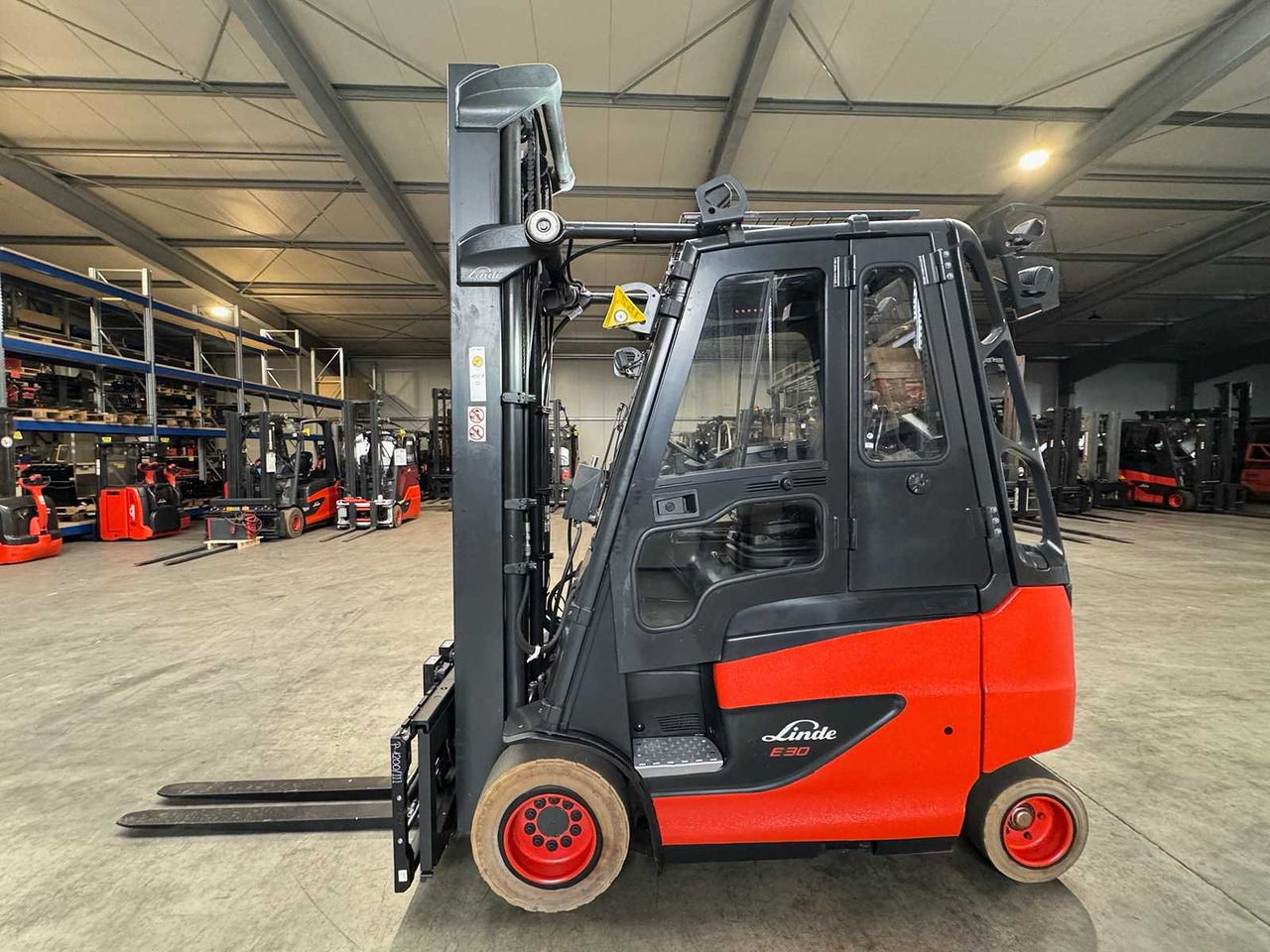 2020 SERVICE + UVV 09/2026 LINDE E30 EVO 3.000KG ELECTRIC FORKLIFT 3RD + 4TH VALVE FORK ADJUSTER 2025 - Forklift: picture 2 2020 SERVICE + UVV 09/2026 LINDE E30 EVO 3.000KG ELECTRIC FORKLIFT 3RD + 4TH VALVE FORK ADJUSTER 2025 - Forklift: picture 2