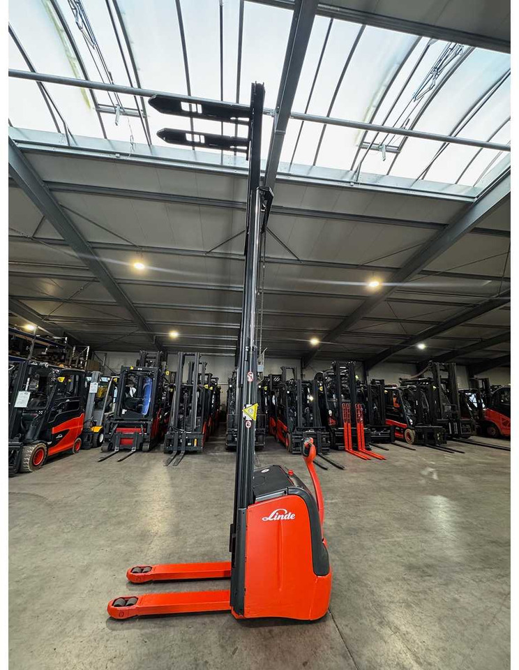 32/2019 SERVICE +UVV 10/2026 LINDE L14 TRIPLEX 470CM PALLET TRUCK ANT 1,983 HOURS - Forklift: picture 4 32/2019 SERVICE +UVV 10/2026 LINDE L14 TRIPLEX 470CM PALLET TRUCK ANT 1,983 HOURS - Forklift: picture 4