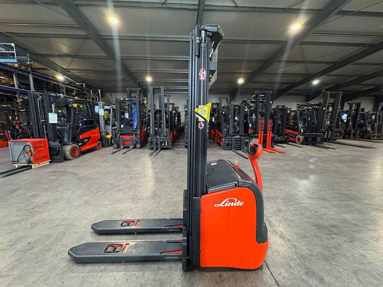 32/2019 SERVICE +UVV 10/2026 LINDE L14 TRIPLEX 470CM PALLET TRUCK ANT 1,983 HOURS - Forklift: picture 2 32/2019 SERVICE +UVV 10/2026 LINDE L14 TRIPLEX 470CM PALLET TRUCK ANT 1,983 HOURS - Forklift: picture 2