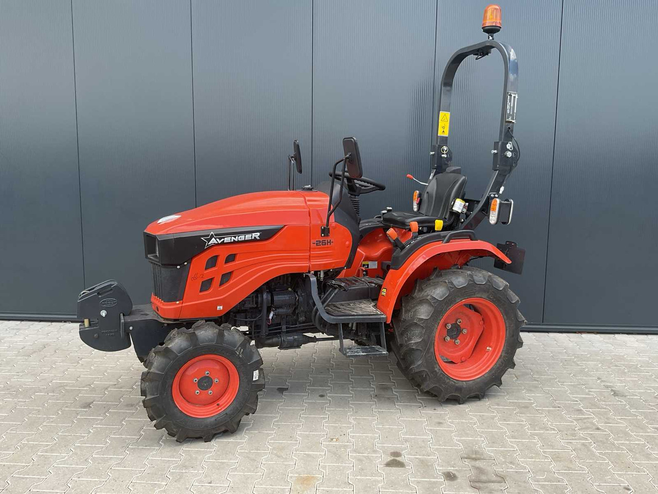 Avenger - Mini tractor: picture 1 Avenger - Mini tractor: picture 1