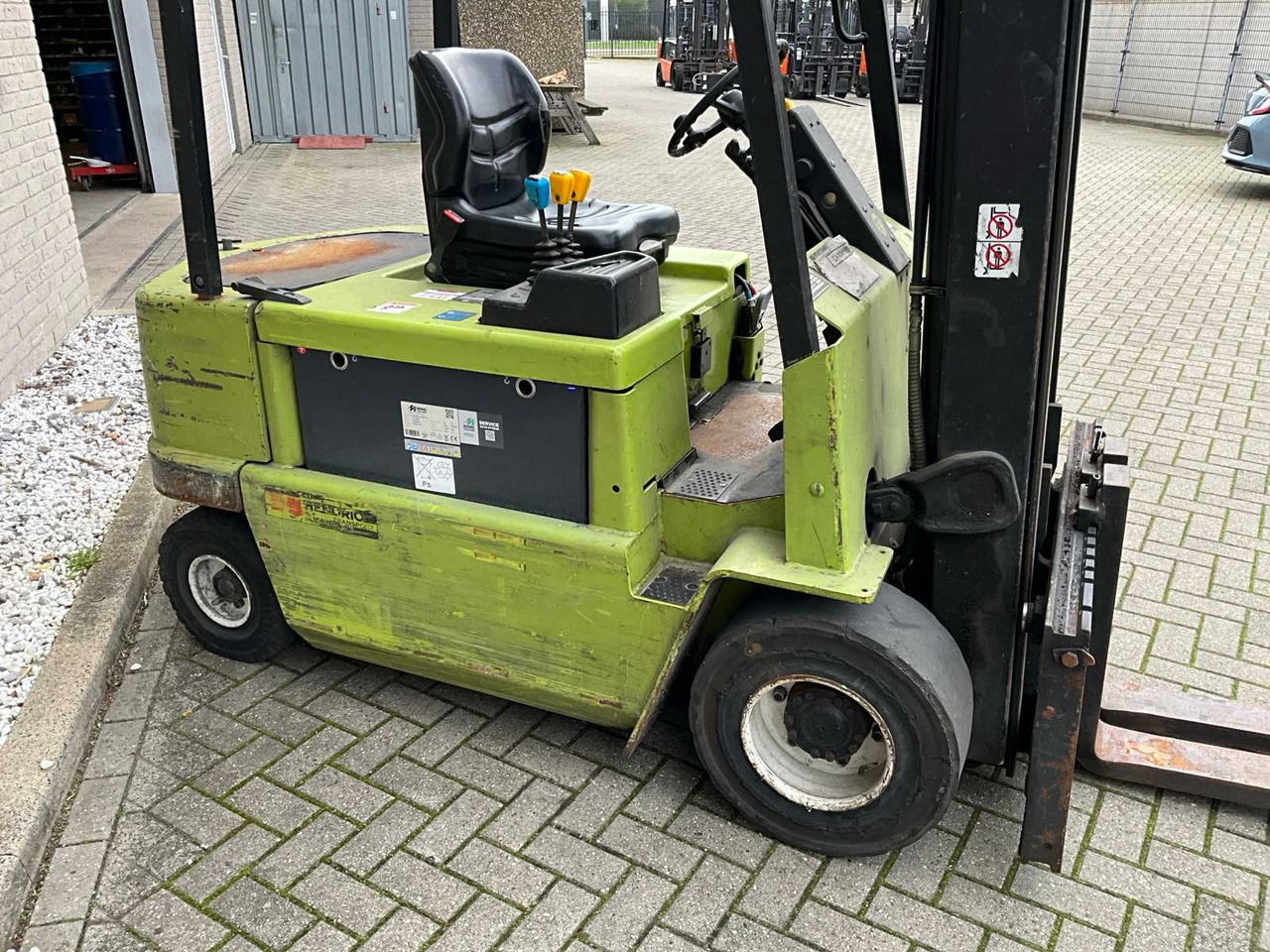 CLARK - EM30S - FORKLIFT - Forklift: picture 4 CLARK - EM30S - FORKLIFT - Forklift: picture 4