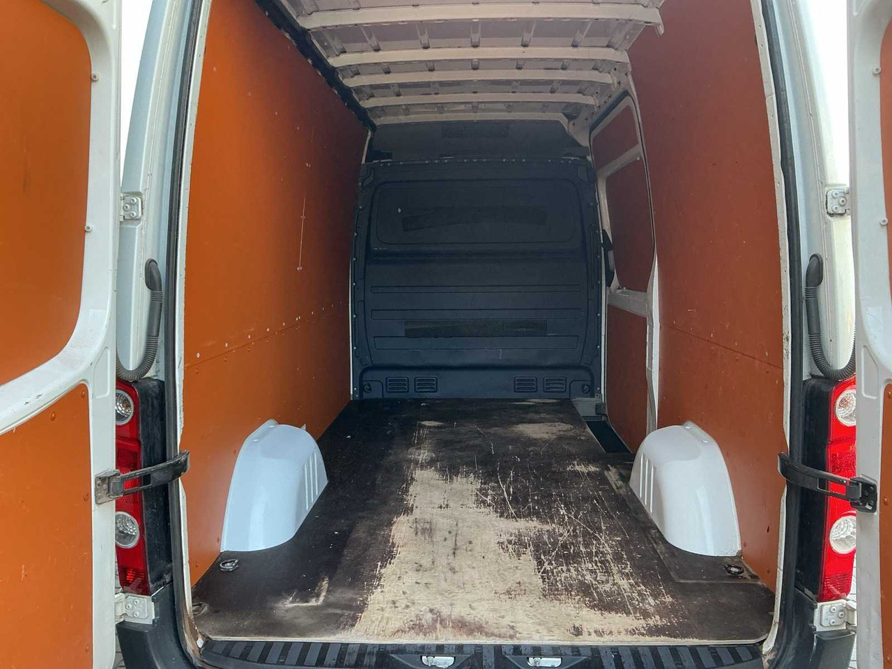 2012 - VOLKSWAGEN - CRAFTER - 32 2.0 TDI L2H3 - COMMERCIAL VEHICLE - Commercial vehicle: picture 5 2012 - VOLKSWAGEN - CRAFTER - 32 2.0 TDI L2H3 - COMMERCIAL VEHICLE - Commercial vehicle: picture 5