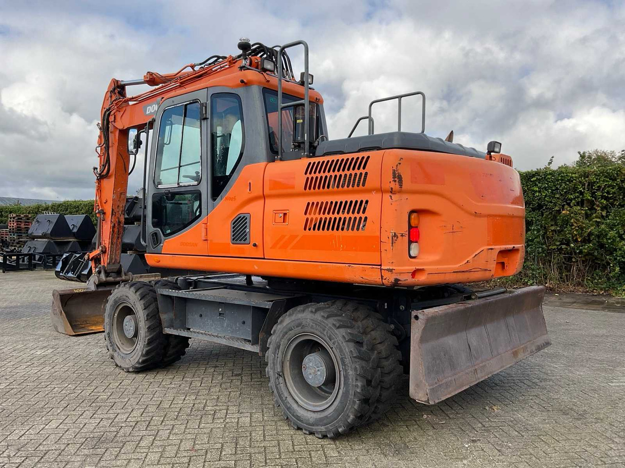 Doosan DX140W-3 - Wheel excavator: picture 2 Doosan DX140W-3 - Wheel excavator: picture 2