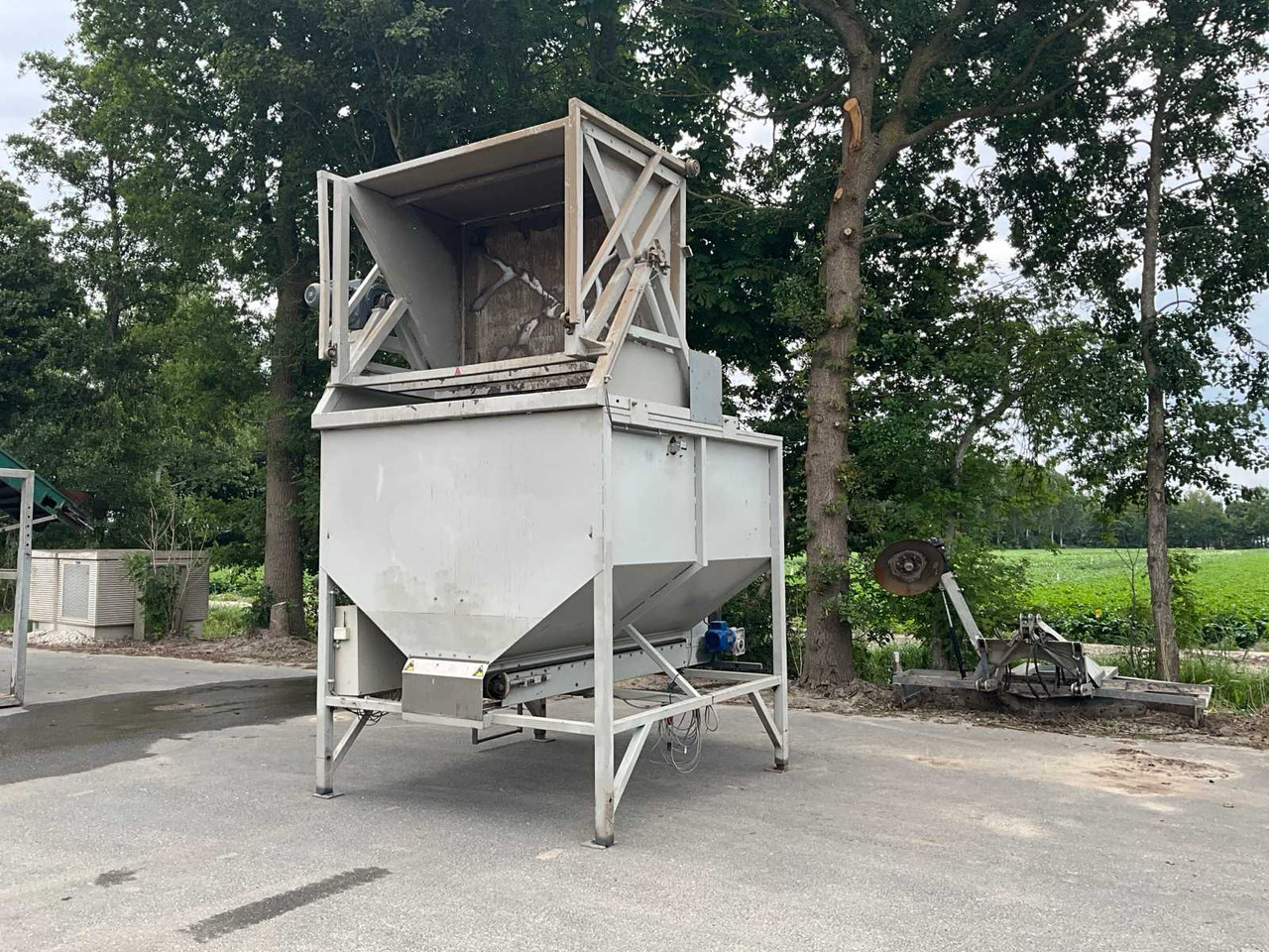 Dosing bunker with tipper - Potato equipment: picture 1 Dosing bunker with tipper - Potato equipment: picture 1