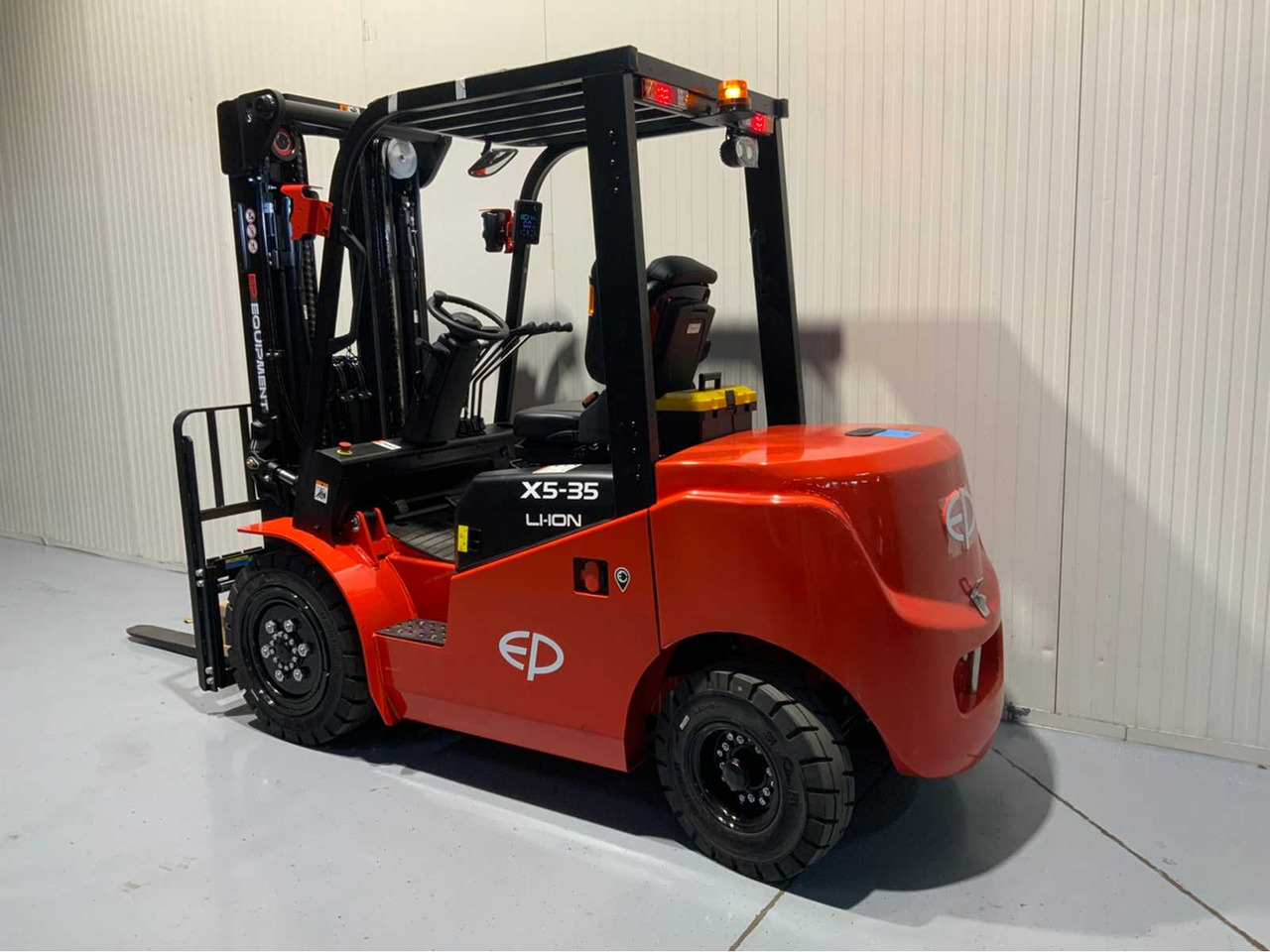 EP 3500KG LIFTING CAPACITY- 4.8 METER PLYWOOD, FREE-LIFT, SIDE-SHIFT FORKLIFT - Forklift: picture 3 EP 3500KG LIFTING CAPACITY- 4.8 METER PLYWOOD, FREE-LIFT, SIDE-SHIFT FORKLIFT - Forklift: picture 3