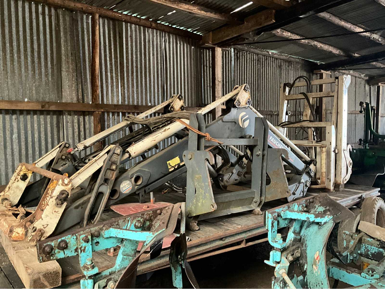 Faucheux F100 - Front loader for tractor: picture 2 Faucheux F100 - Front loader for tractor: picture 2