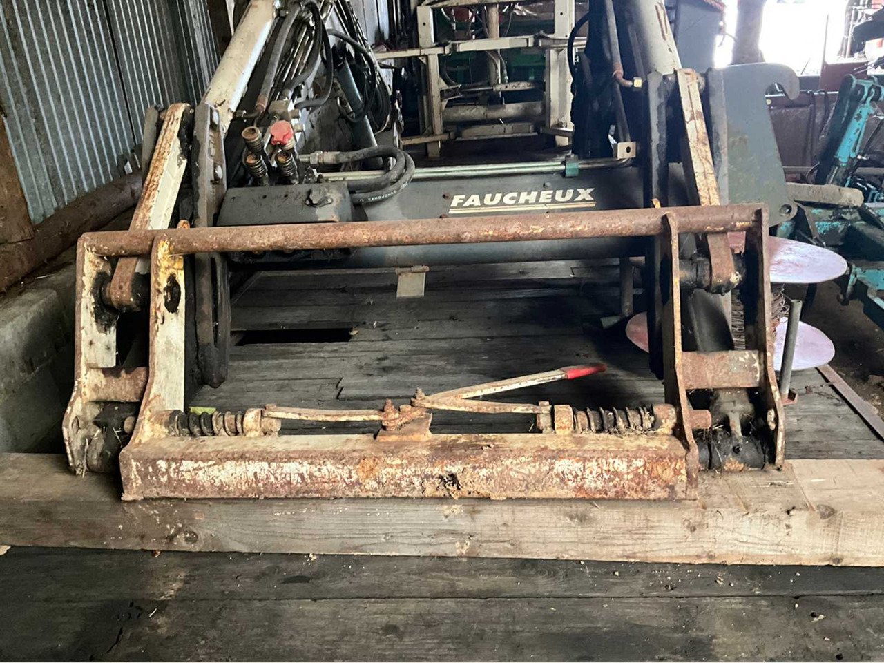 Faucheux F100 - Front loader for tractor: picture 5 Faucheux F100 - Front loader for tractor: picture 5