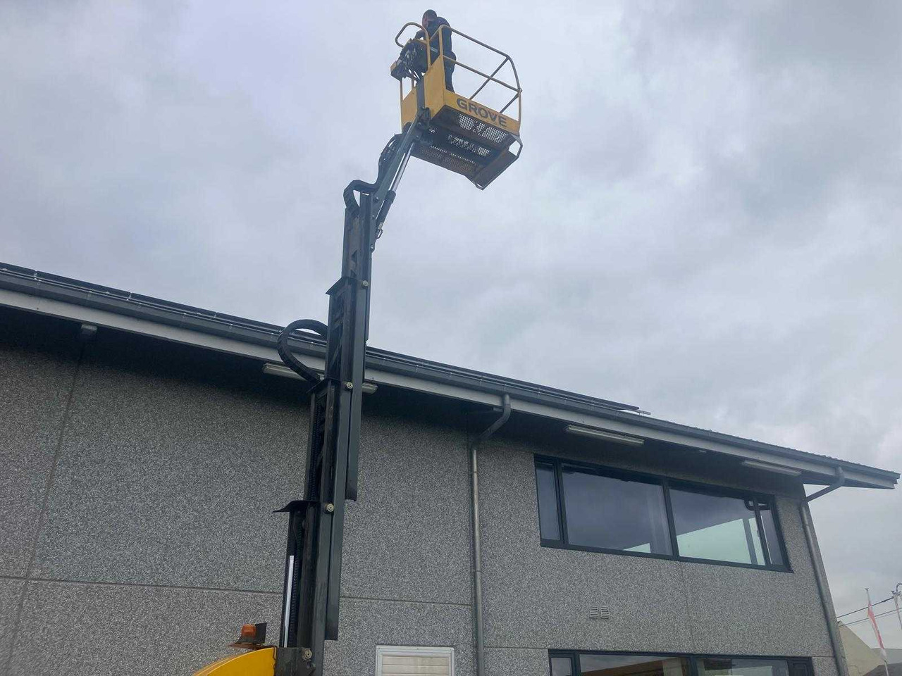 GROVE TOUCAN 1100 C AERIAL PLATFORM 2001 - Aerial platform: picture 3 GROVE TOUCAN 1100 C AERIAL PLATFORM 2001 - Aerial platform: picture 3