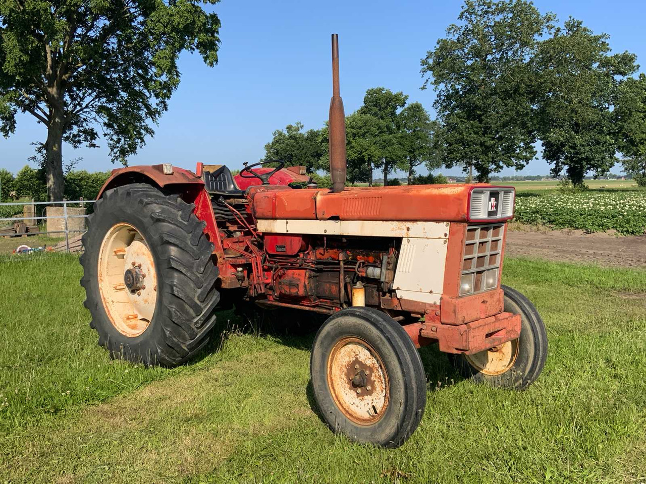 International 1046 A - Farm tractor: picture 2 International 1046 A - Farm tractor: picture 2