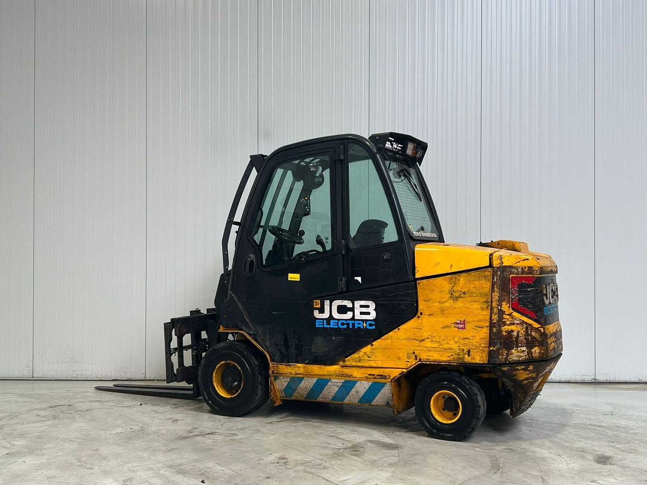 JCB - 2020 - TLT30-19E WITH FORK POSITIONER - FORKLIFT - SIDE-SHIFT - Forklift: picture 2 JCB - 2020 - TLT30-19E WITH FORK POSITIONER - FORKLIFT - SIDE-SHIFT - Forklift: picture 2