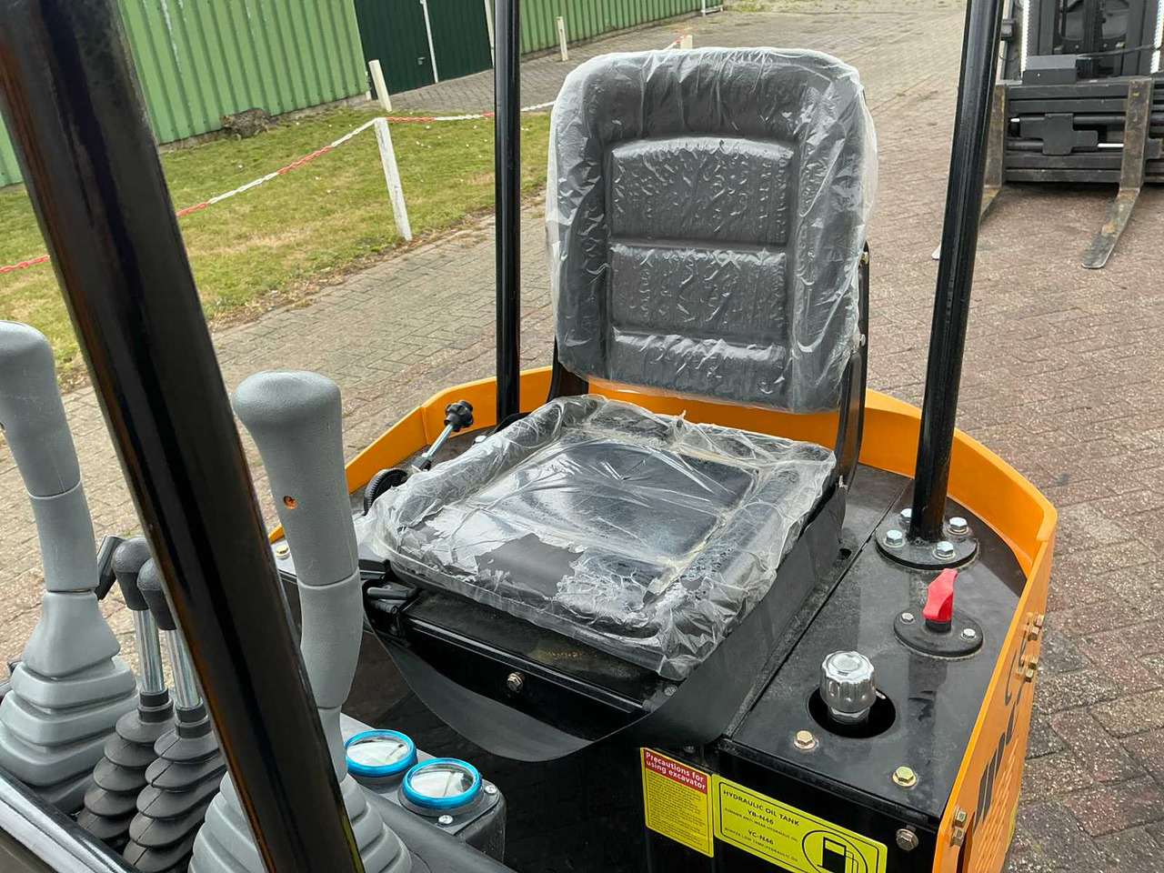 JPC HT12 - Mini excavator: picture 5 JPC HT12 - Mini excavator: picture 5