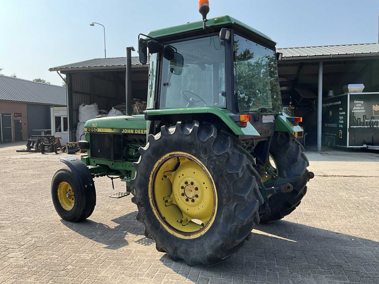 John Deere 2250 - Farm tractor: picture 4 John Deere 2250 - Farm tractor: picture 4