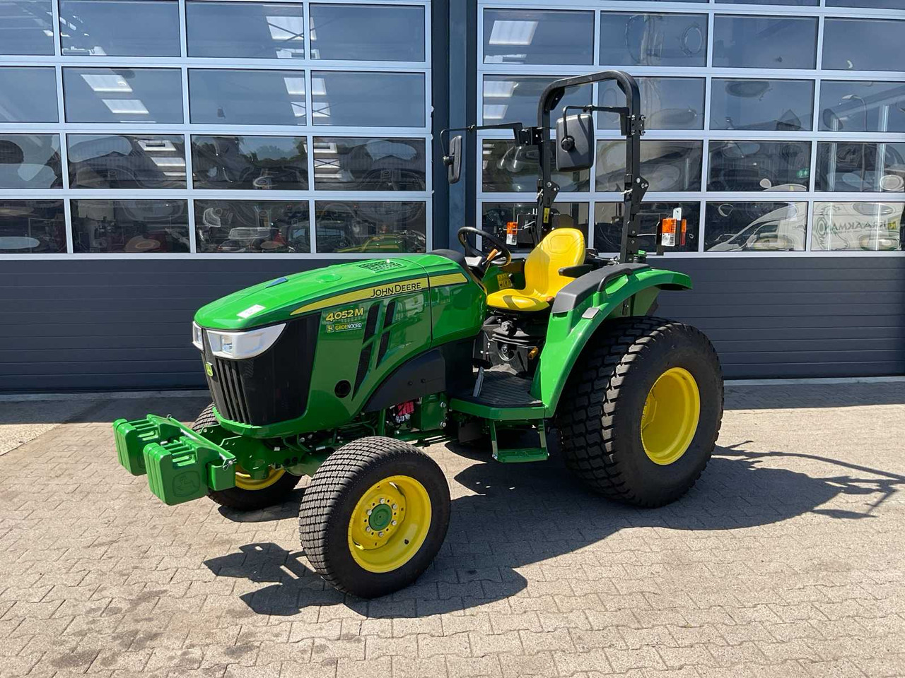 John Deere 4052M - Mini tractor: picture 1 John Deere 4052M - Mini tractor: picture 1