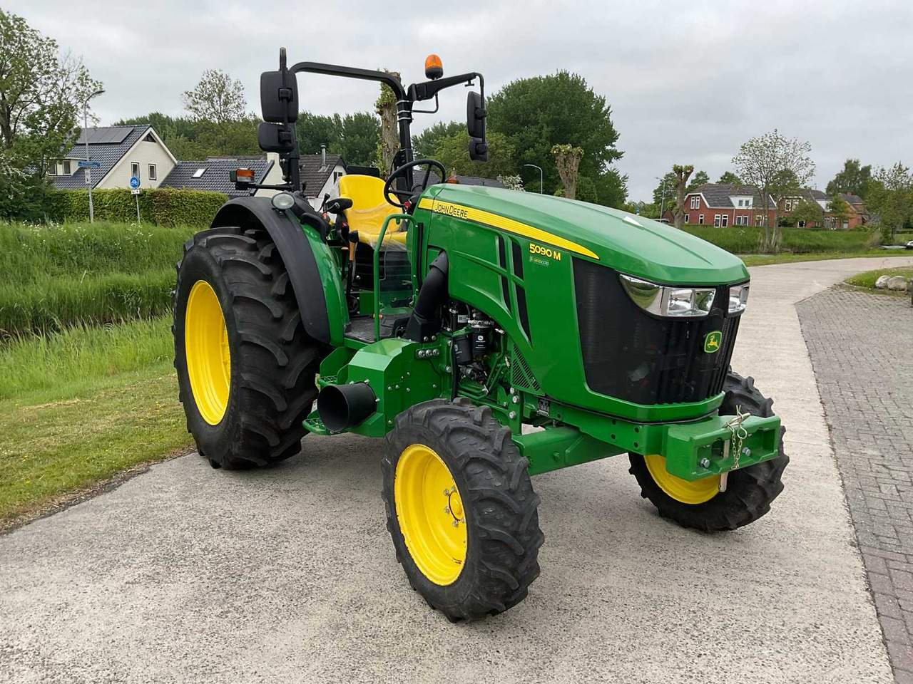 John Deere 5090M - Farm tractor: picture 4 John Deere 5090M - Farm tractor: picture 4