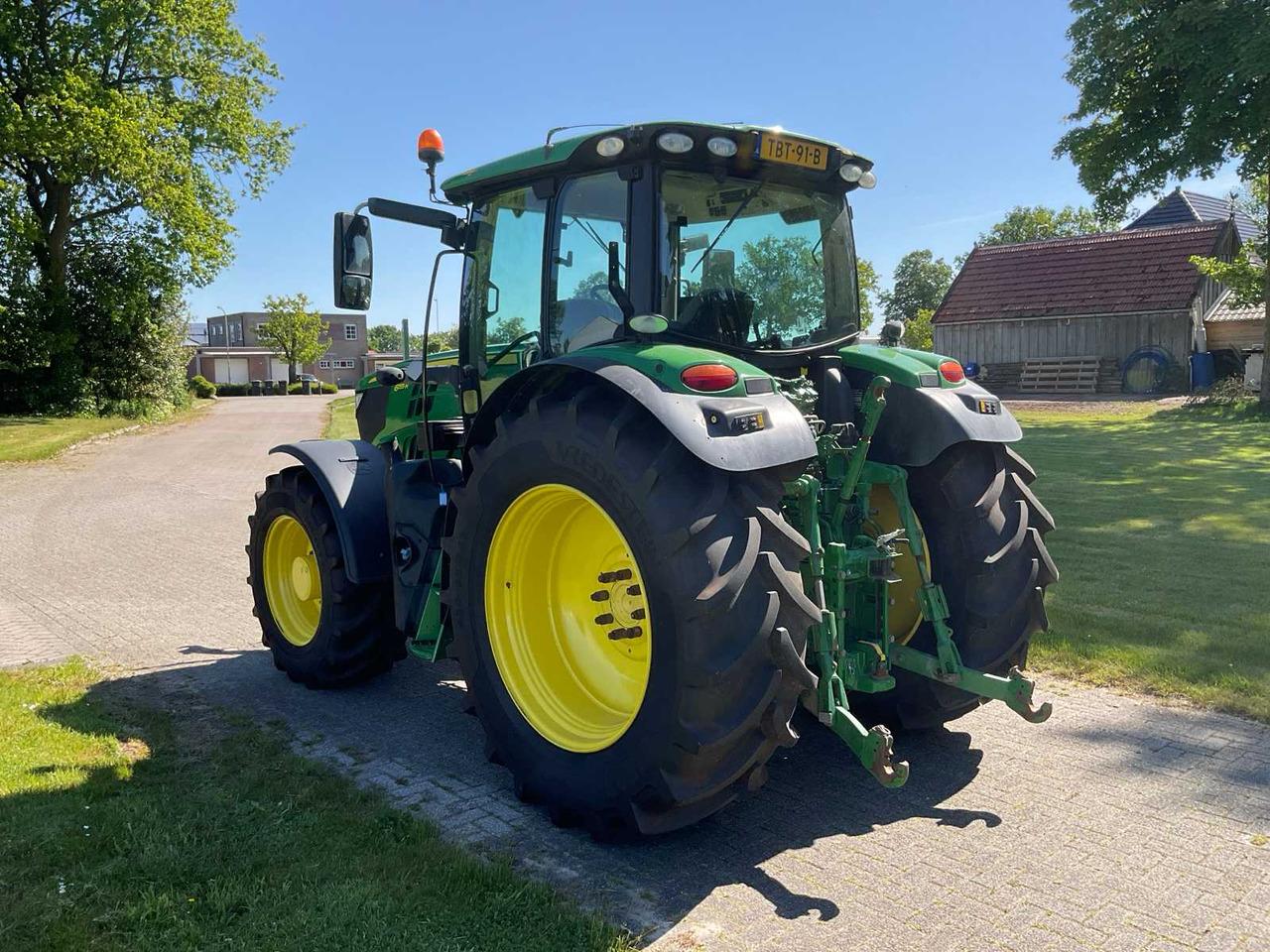 John Deere 6155R - Farm tractor: picture 3 John Deere 6155R - Farm tractor: picture 3