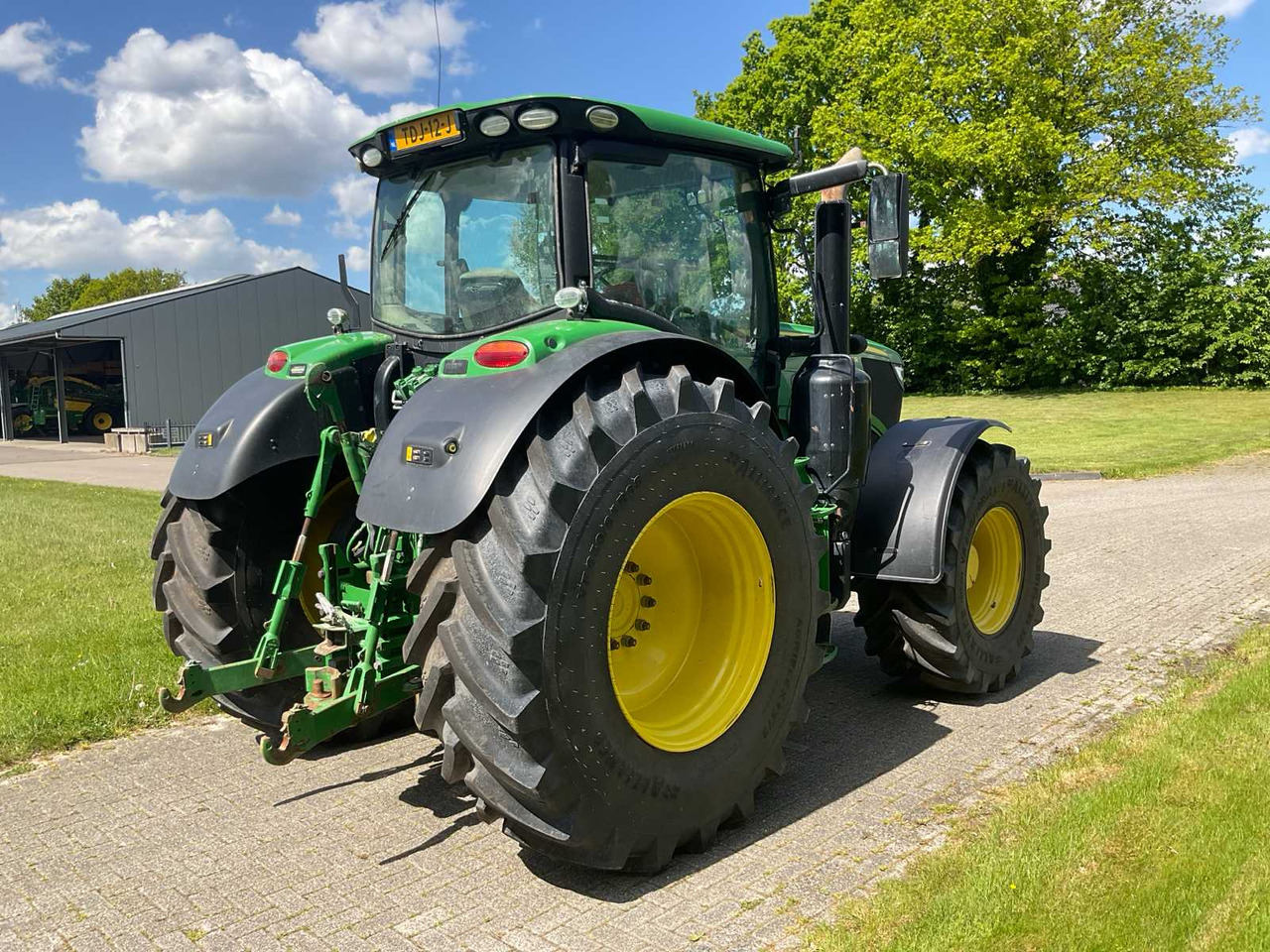 John Deere 6215R - Farm tractor: picture 5 John Deere 6215R - Farm tractor: picture 5
