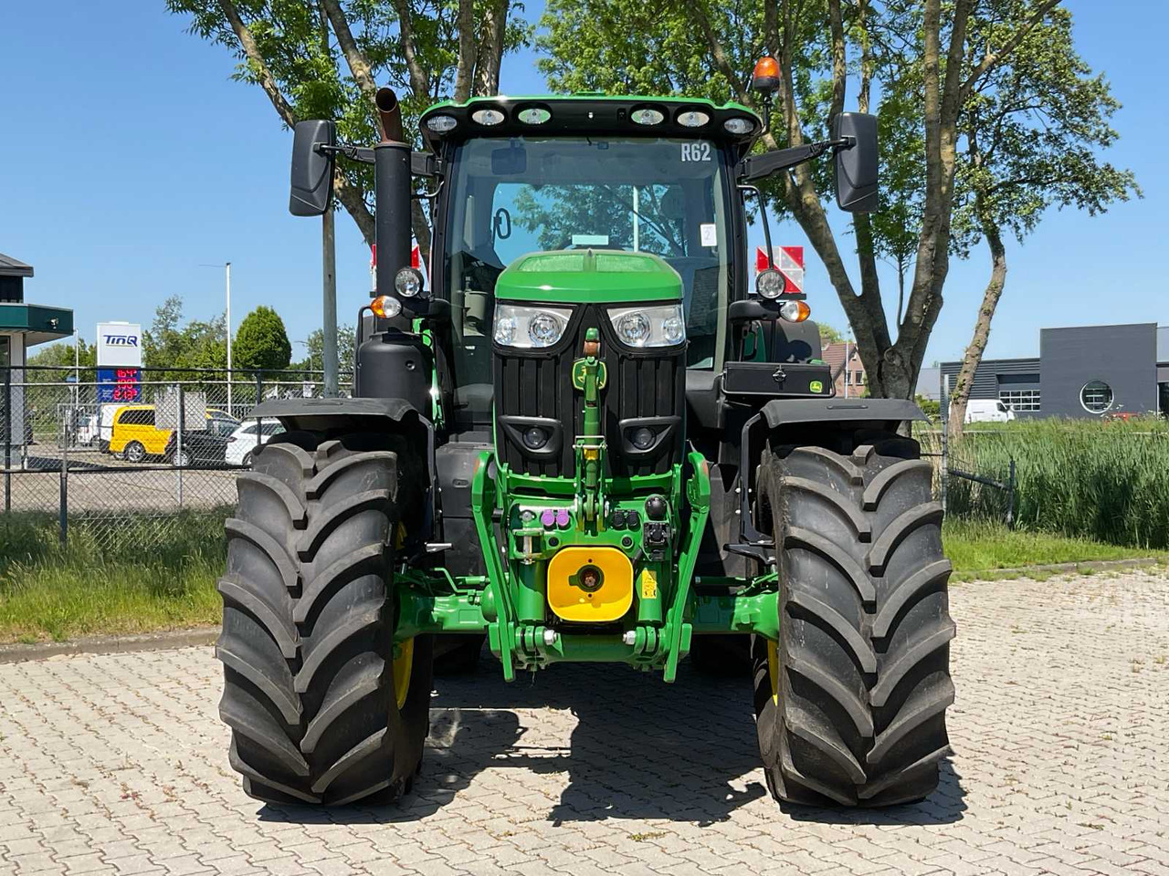 Farm tractor John Deere 6R 215: picture 8