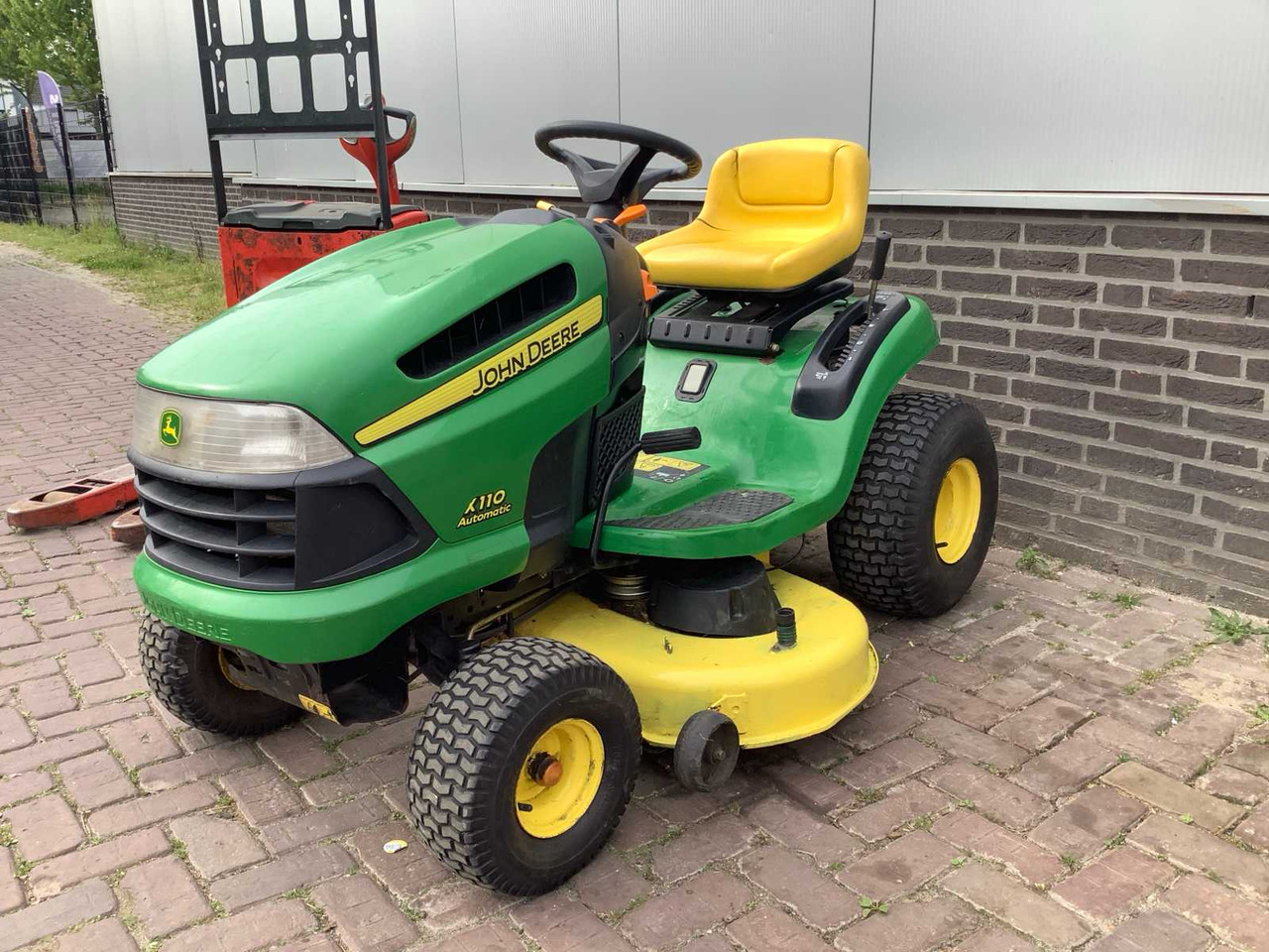John Deere X110 automatic - Garden mower: picture 1 John Deere X110 automatic - Garden mower: picture 1