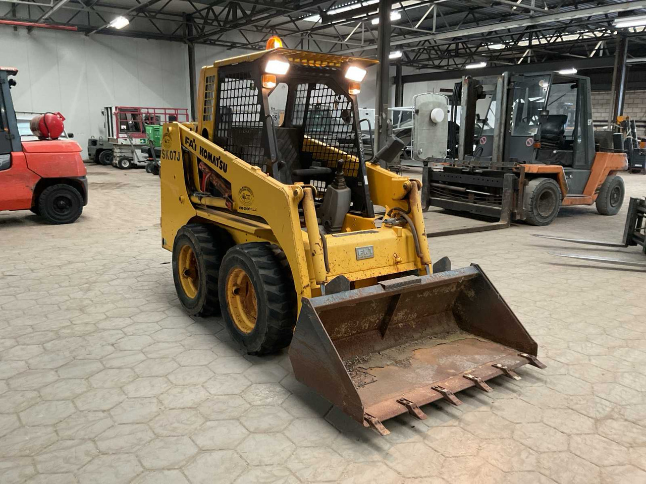 Komatsu SK07J - Skid steer loader: picture 2 Komatsu SK07J - Skid steer loader: picture 2