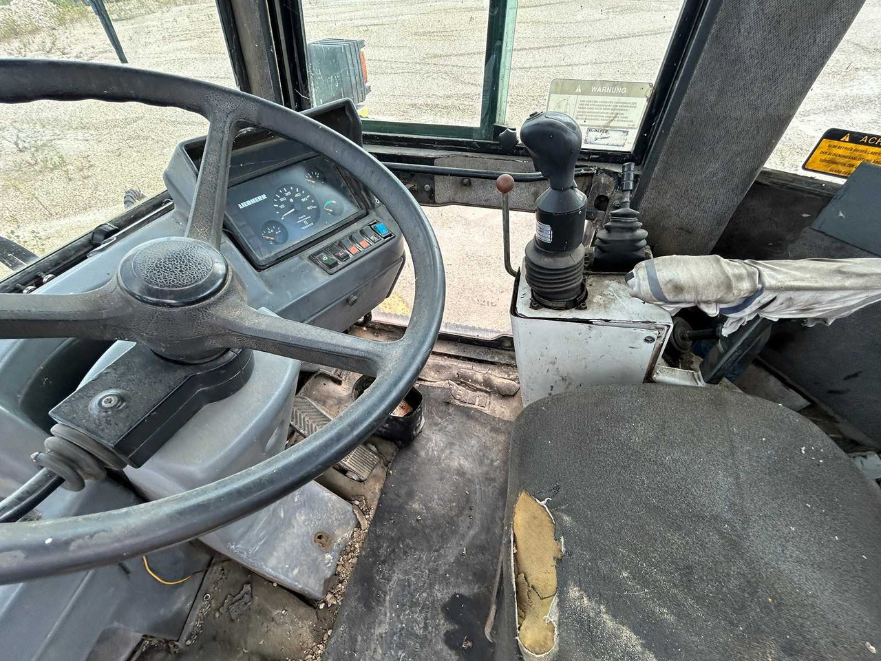 Wheel loader LIEBHERR L551: picture 16