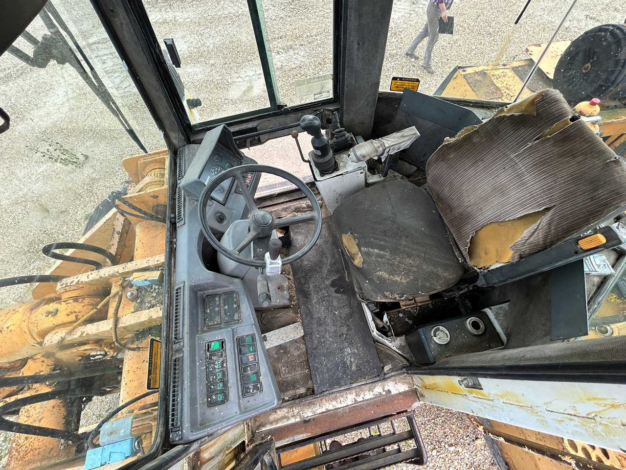 Wheel loader LIEBHERR L551: picture 14