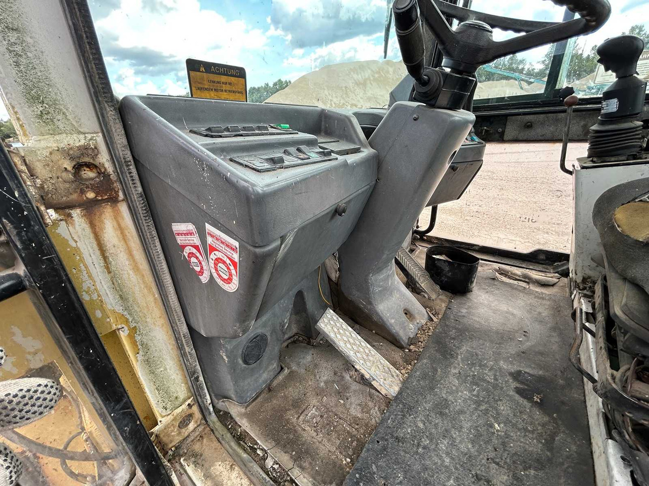 Wheel loader LIEBHERR L551: picture 19