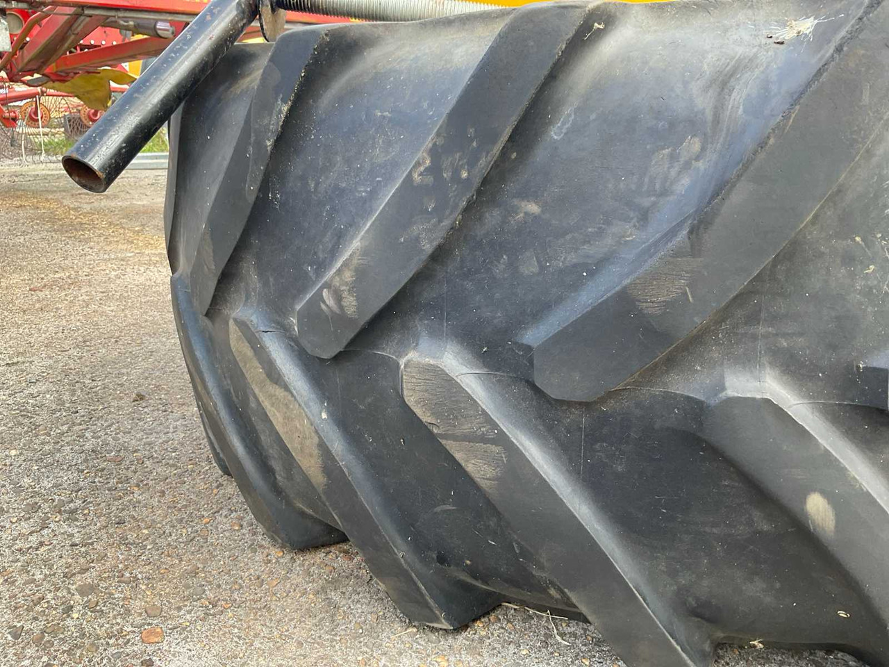 Michelin XM108 - Wheels and tires for Farm tractor: picture 4 Michelin XM108 - Wheels and tires for Farm tractor: picture 4