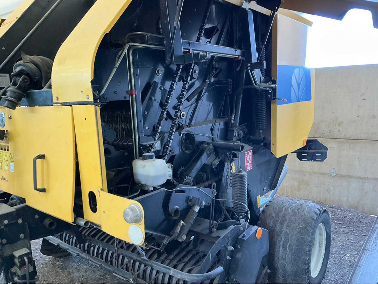 Round baler New Holland BR7070: picture 15