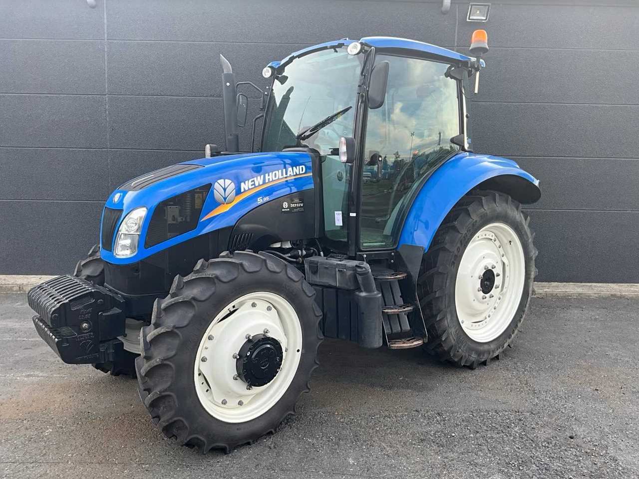New Holland T5.95 - Farm tractor: picture 1 New Holland T5.95 - Farm tractor: picture 1