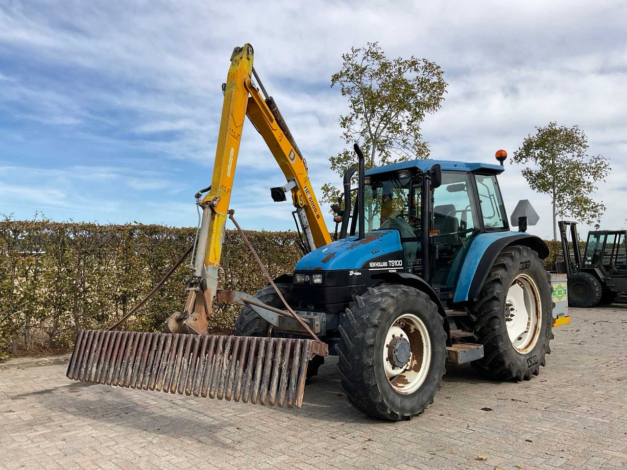 New Holland TS100 - Farm tractor: picture 1 New Holland TS100 - Farm tractor: picture 1